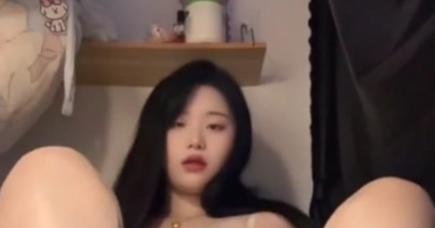 抖音博主小痞太帅了白丝定制片段引争议 双脚夹瓶动作反差明显