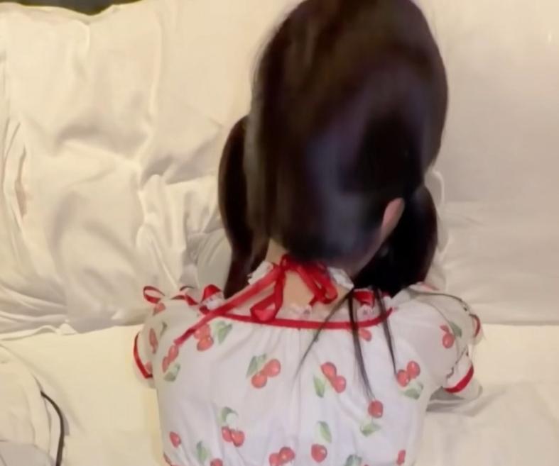 推特小远ovo新作《奶油肌肤纯欲系少女》 樱桃女仆装搭配平板遮脸构图