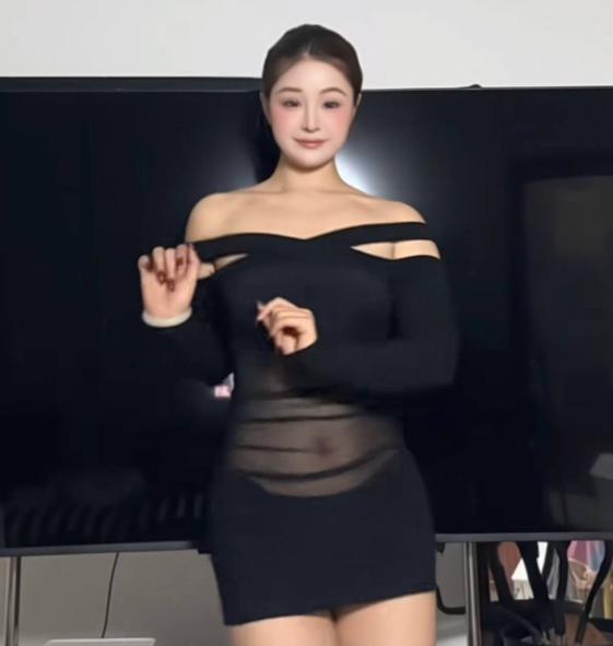 抖音咖喱鸡胸肉70万粉博主多套造型与定制片段引发讨论