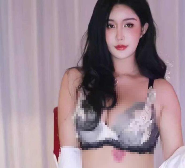 网易CC依阳baby换装热舞 多套造型突出身材与纹身特点