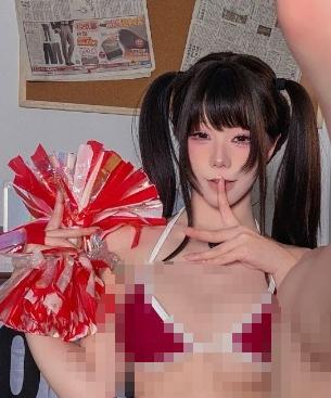 咬一口兔娘COS首席啦啦队员 双马尾造型搭配红色队服热舞