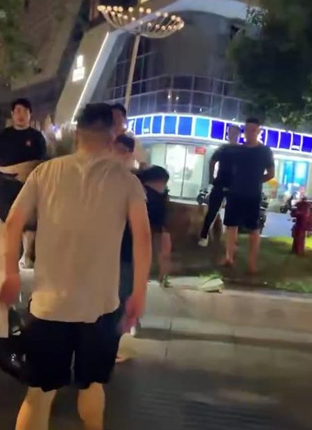 扬州江都佳源广场七夕晚发生道路冲突 拍窗争执随后升级