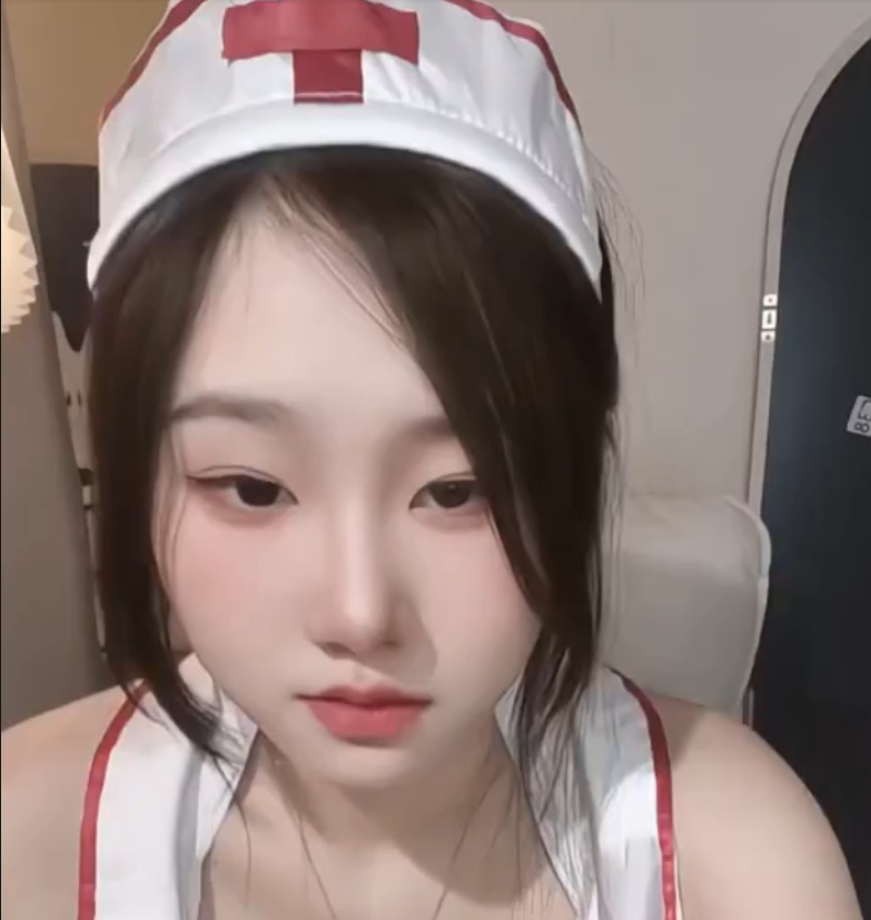 B站颜夕不御提督定制 制服造型呈现不同直播状态