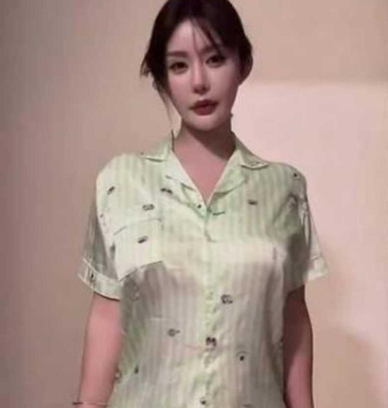 网易CC依阳baby换装热舞 多套造型突出身材与纹身特点