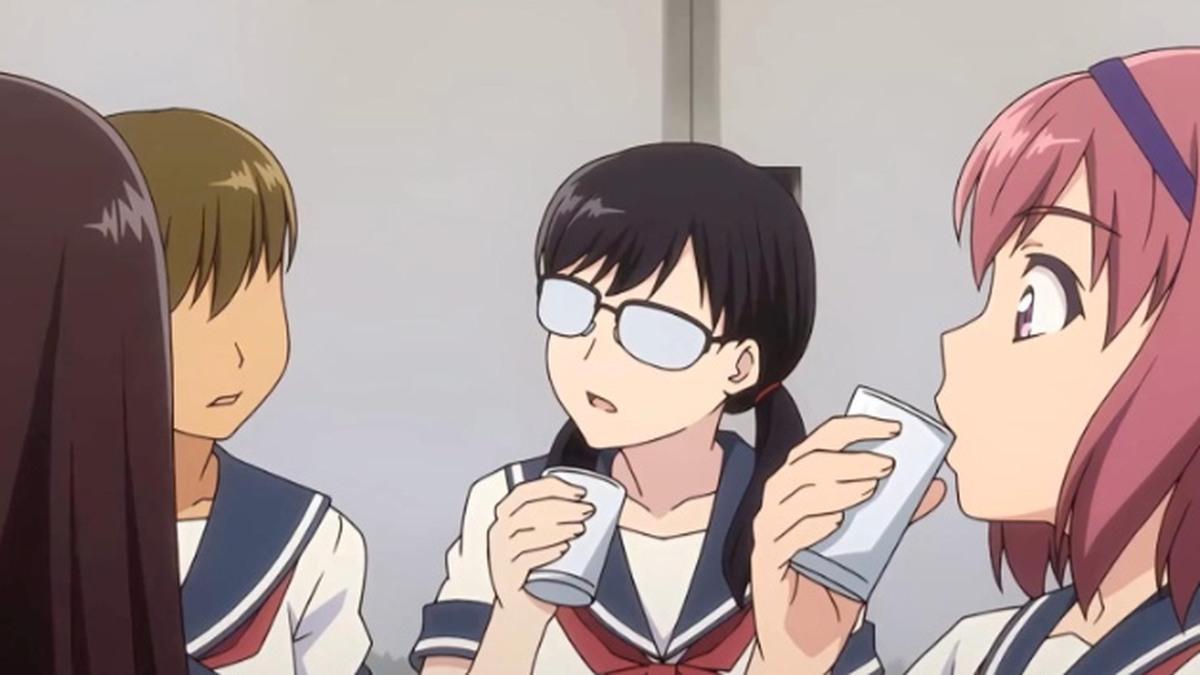 合宿女生在村庄内交谈