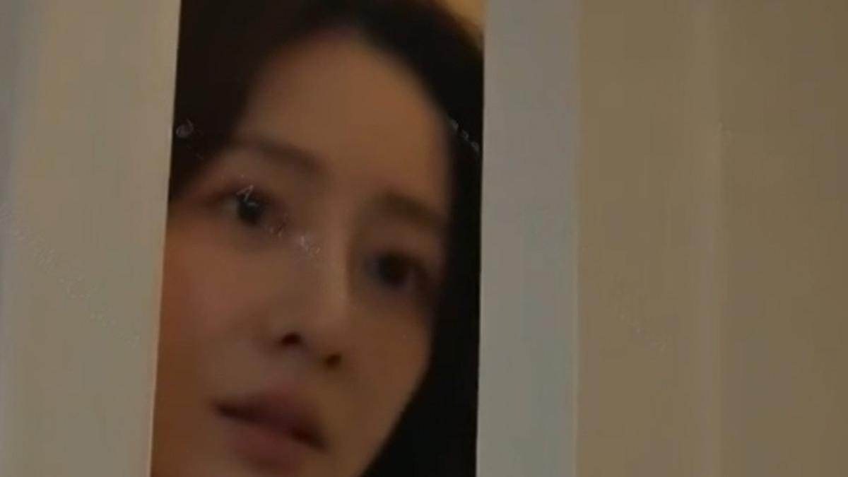 母女日常母亲门边观察