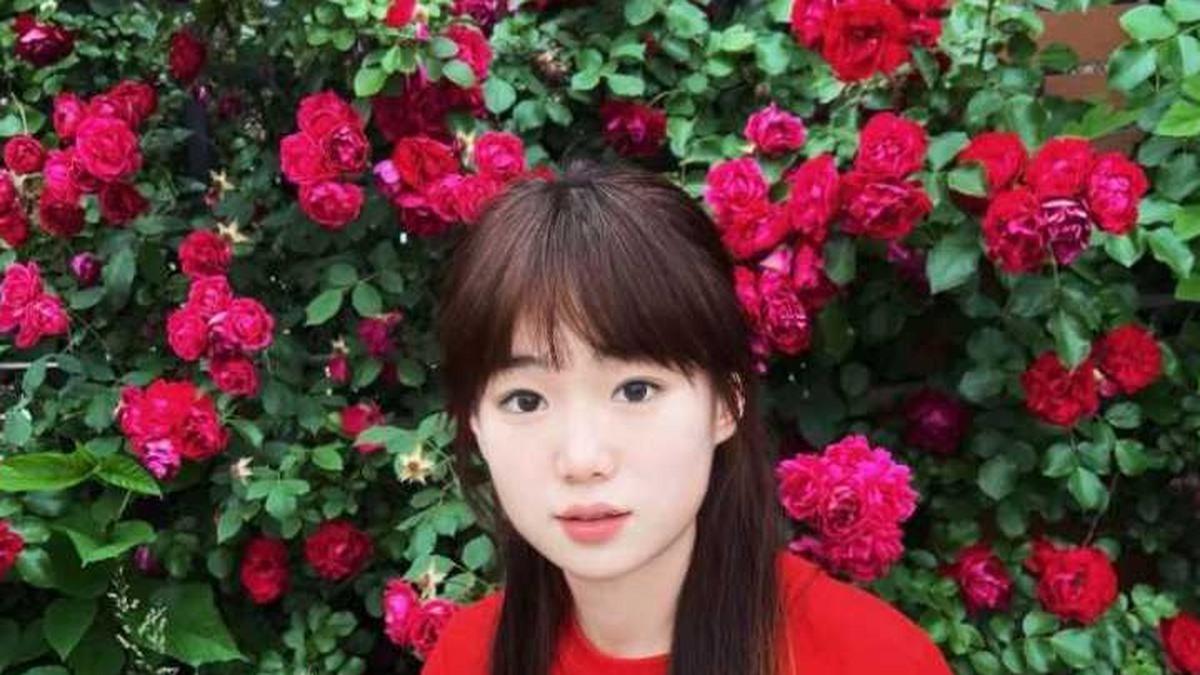 张萍红色上衣人物照片