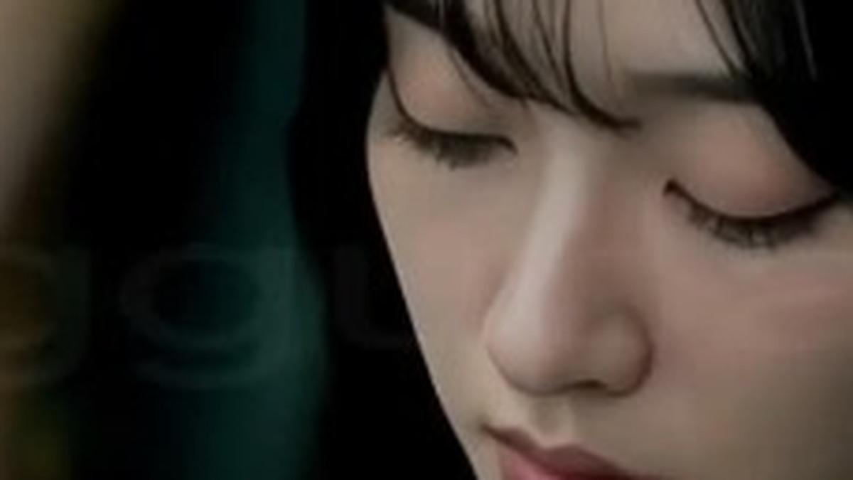车厢内的女同学人物近景