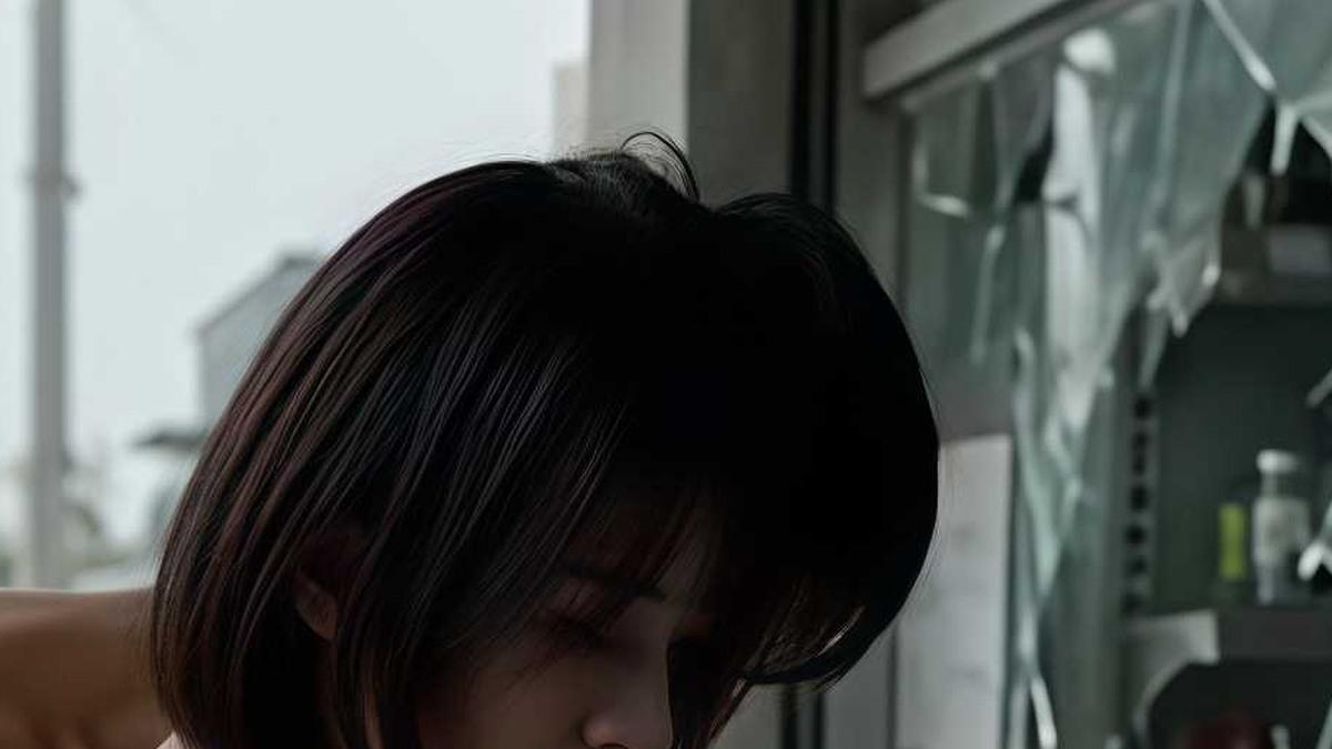 短发女生在便利店门前人物近景