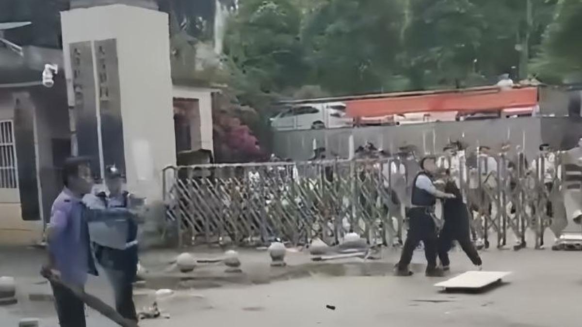 崇左持刀冲突现场人员聚集