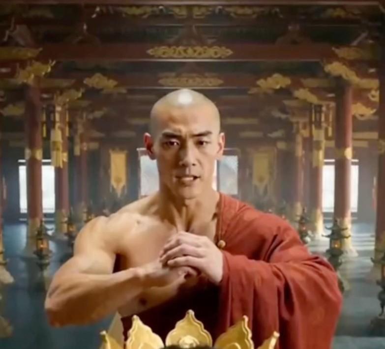 大殿内的角色与案前金冠