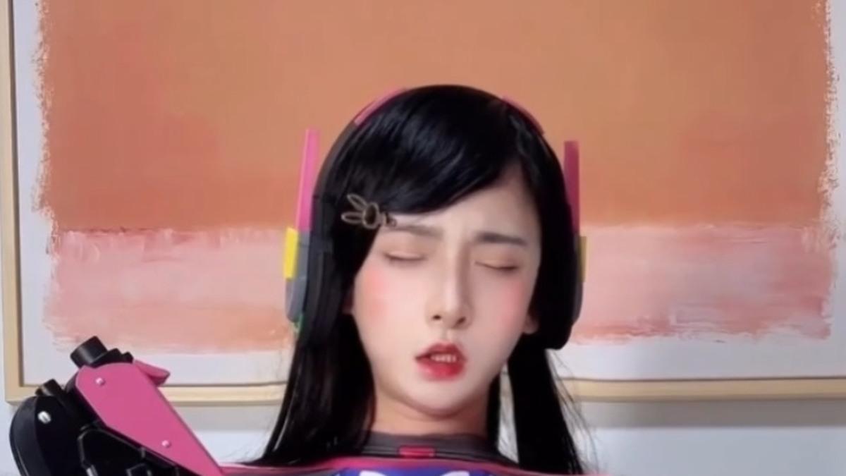 茶靡DVa正面站立镜头