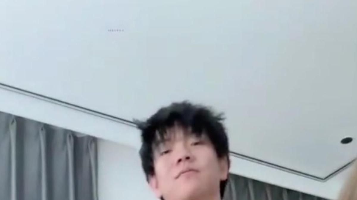 暖色房间人物上半身画面
