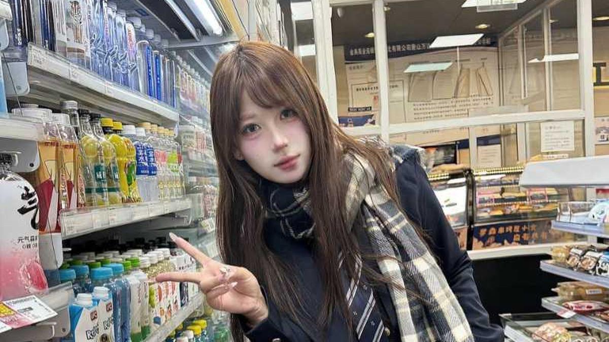 田熠彤商场货架旁日常照片