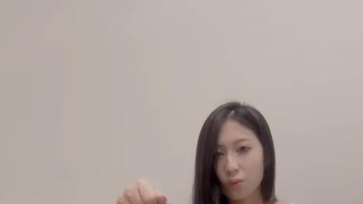 小软与蒙面人物室内同框