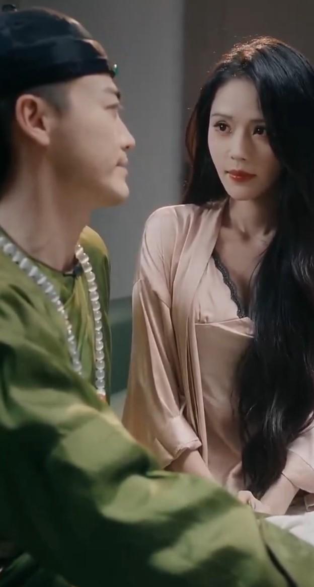 韦大人与现代女子交谈