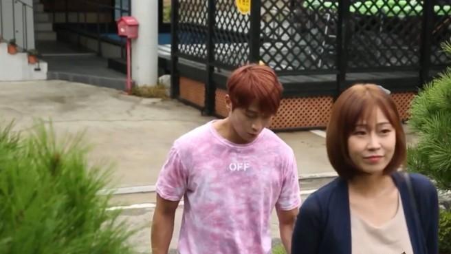 男主与女房客一同走入住所