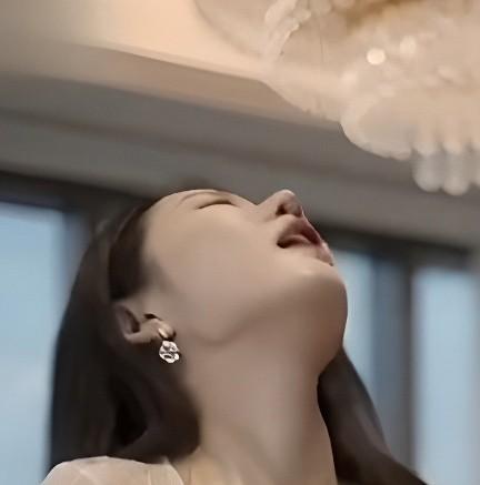 女助理在办公室内的近景