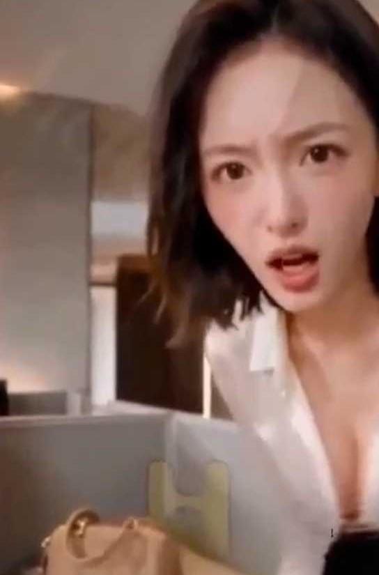 办公室前台女同事人物近景