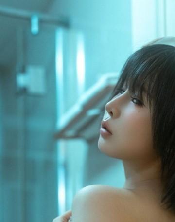 三上鱼亚浴室门边侧脸近景