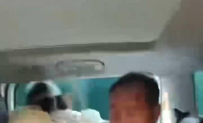 良朋车内事件中两人同处车辆后排