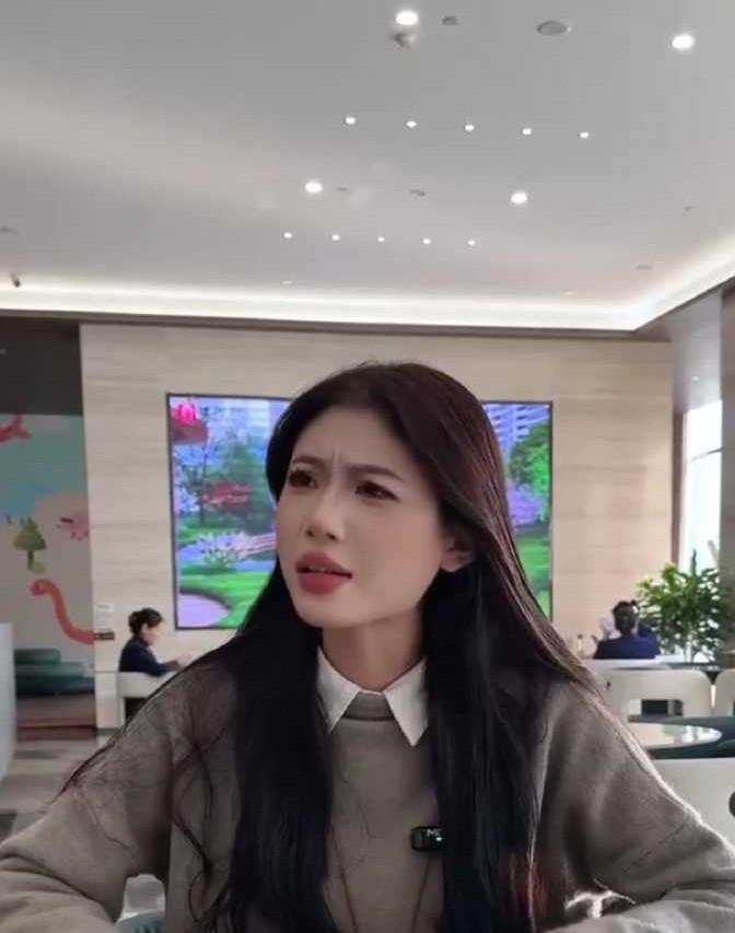 梁山运河府销售人员在接待桌前