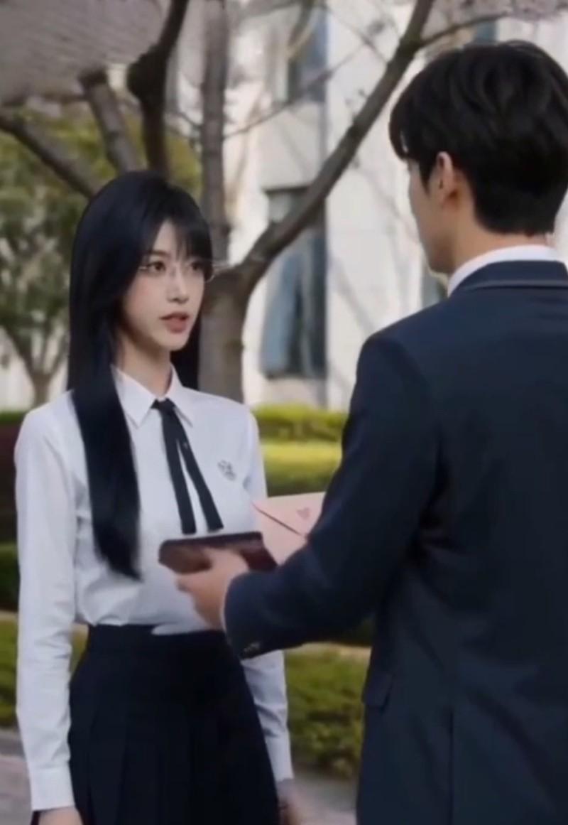 学生会长在校园与男主交谈