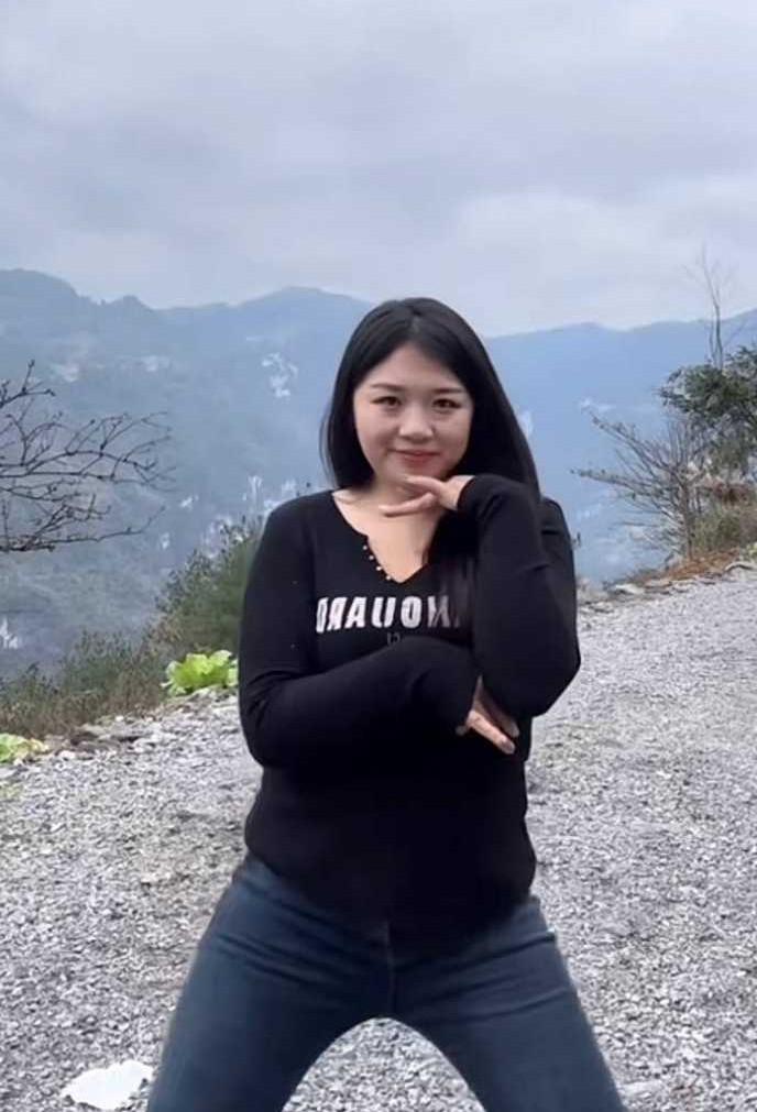 阿彪在乡村环境中出镜