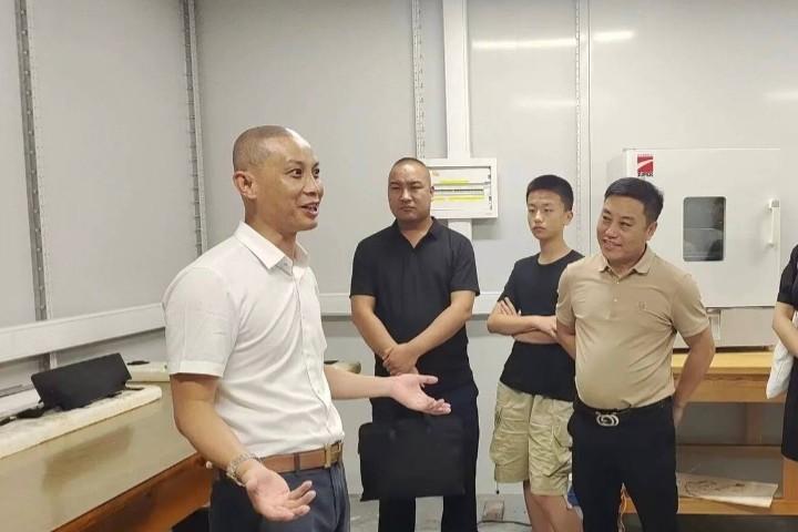 李旭在公开会议现场与人员交流