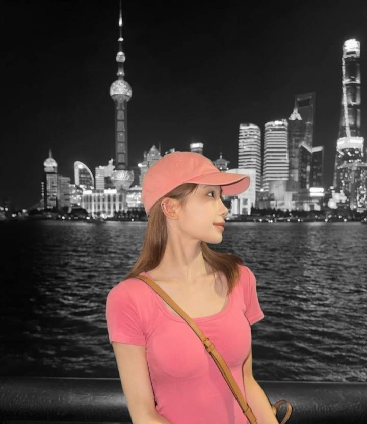 杨梦凡在城市夜景前出镜