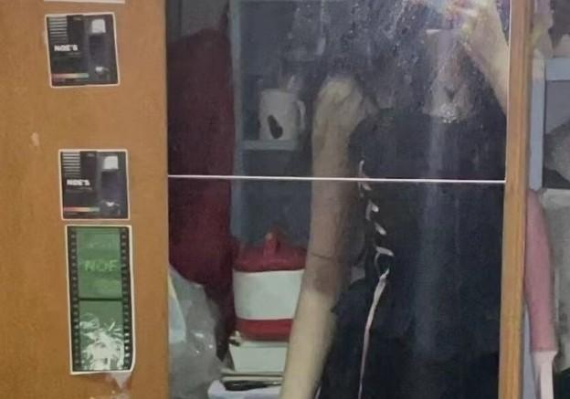 黄霄在室内镜前的公开照片