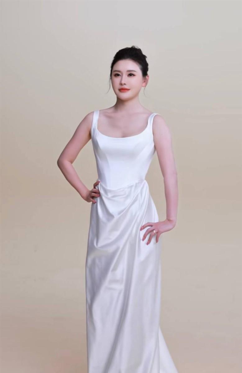 神大英子白色礼服公开照片