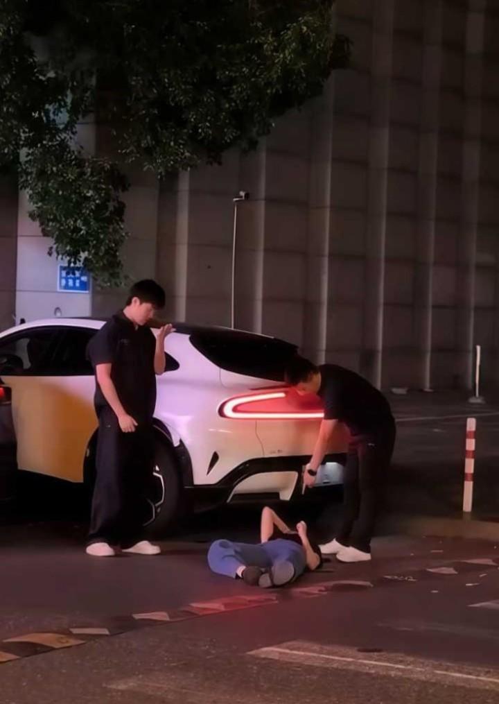 丈夫在试驾车辆旁与相关人员发生冲突