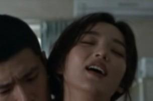 人妻攻略中男女主角室内近景