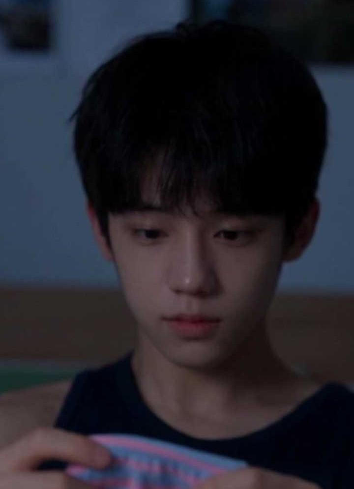秘密教学中男主夜间查看手机