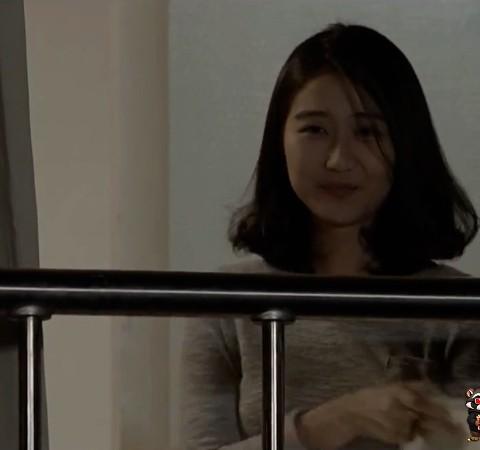 美景之屋3中女子站在阳台栏杆后
