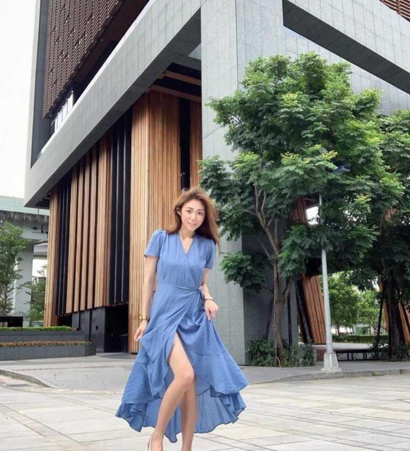 王诗宁穿蓝色长裙站在户外