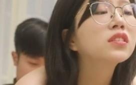 玖玖cutejoanne戴眼镜的面部近景