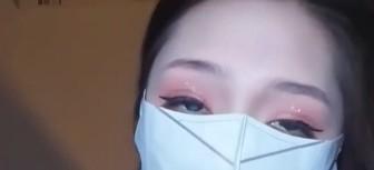 情深叉喔戴白色口罩的面部近景