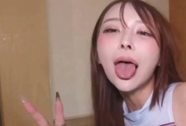 bu_ivv面对镜头作出双手手势