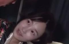 Bunny Una或Bunny Umi在床边画面中的面部近景