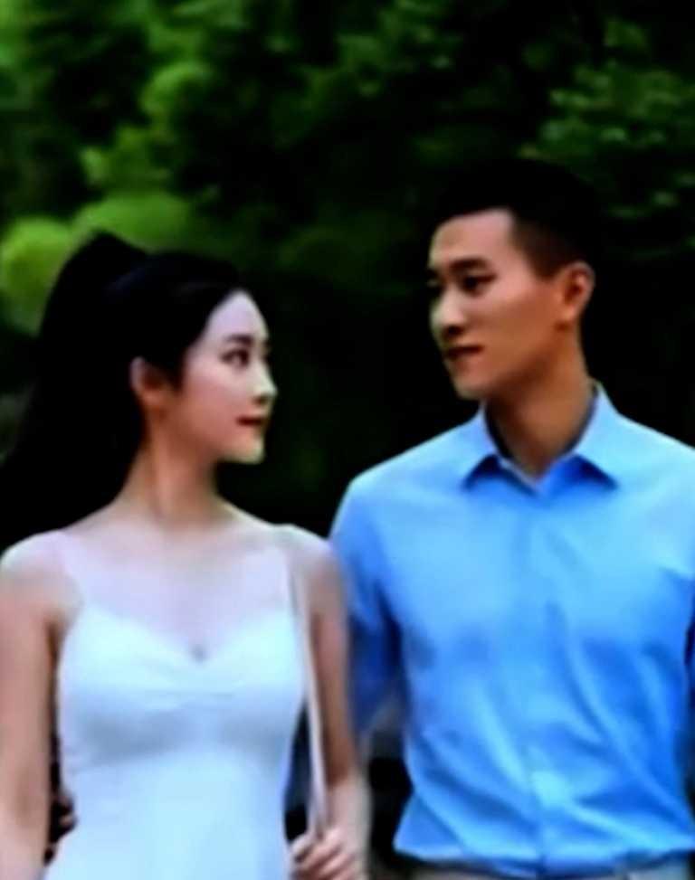 时间管理大师中刘毅与女生在树林散步