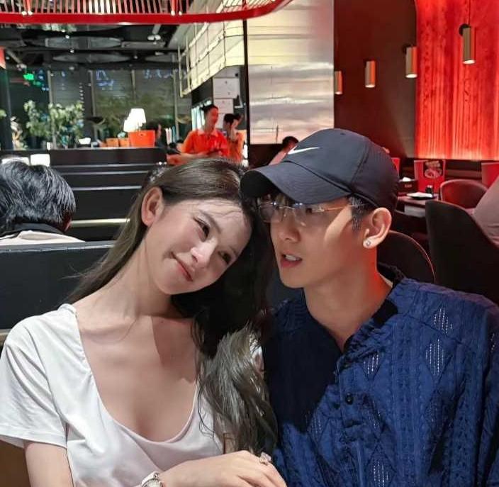 梅尼耶与黄婉均餐厅同框