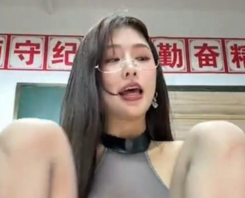 眼镜女教师在教室座椅前