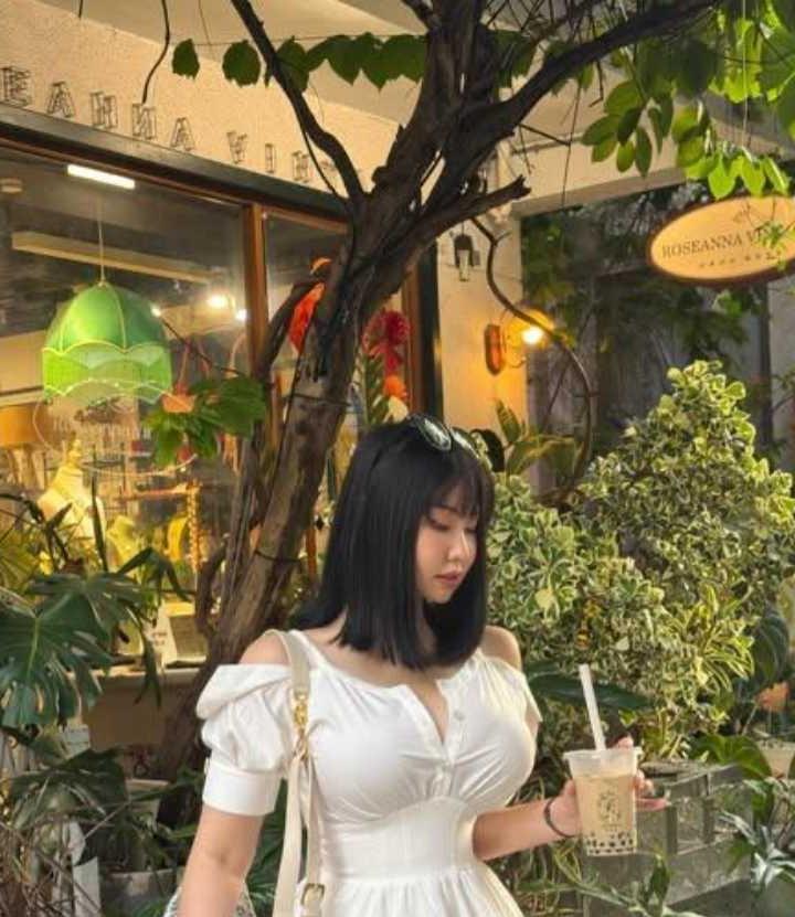 msbreewc身穿白裙站在绿植庭院