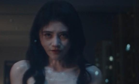 存在感零中女主站在落地窗前