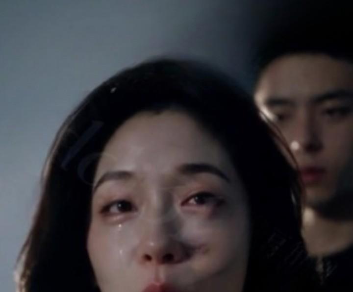 兄弟妈妈中女子回头看向室内