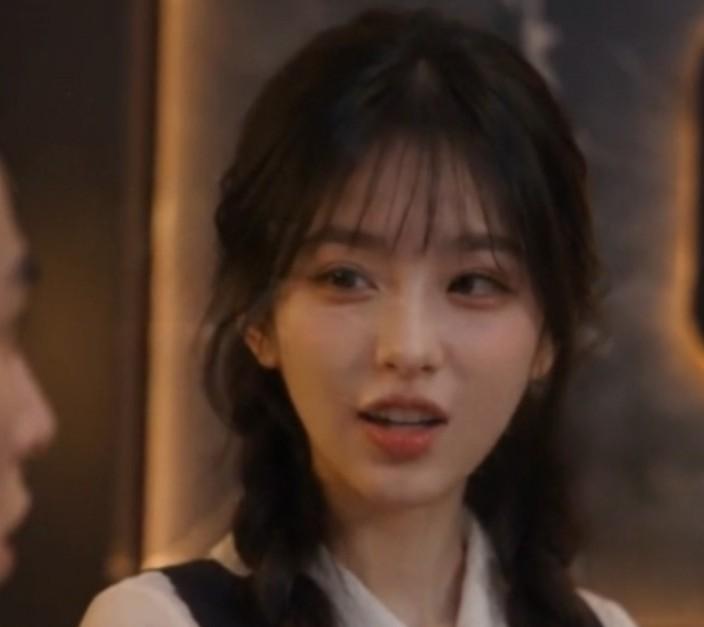 女友与闺蜜中梦梦坐在沙发上