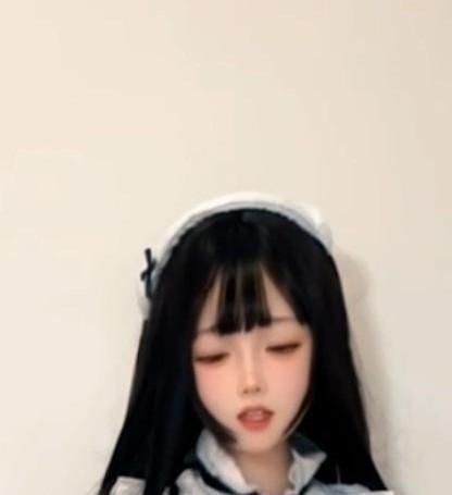 软酱坏小狗佩戴领结面对镜头