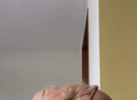 sendnudesx黑色连体造型的上半身背面